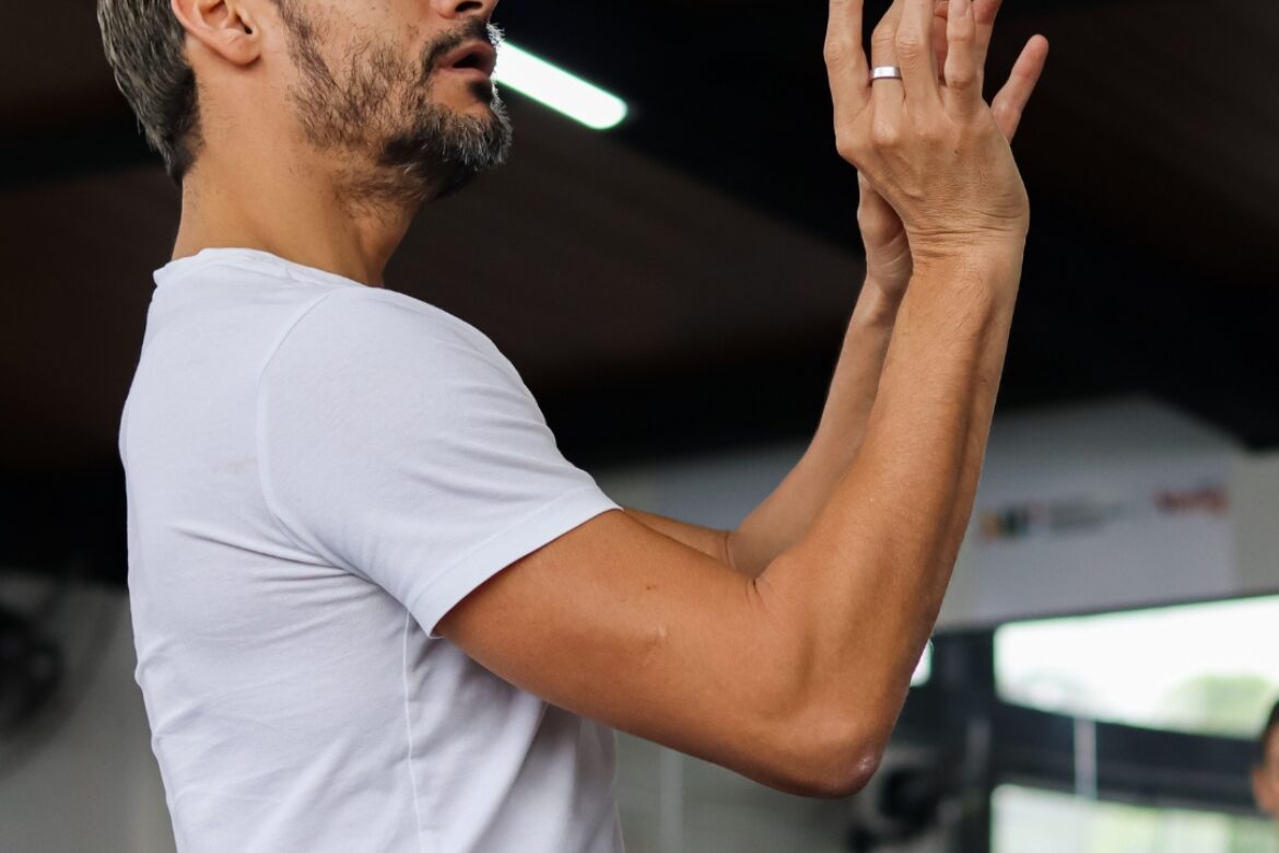 Thiago Soares ministra aula de balé clássico para Cia Ballet Paraisópolis