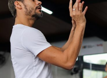 Thiago Soares ministra aula de balé clássico para Cia Ballet Paraisópolis